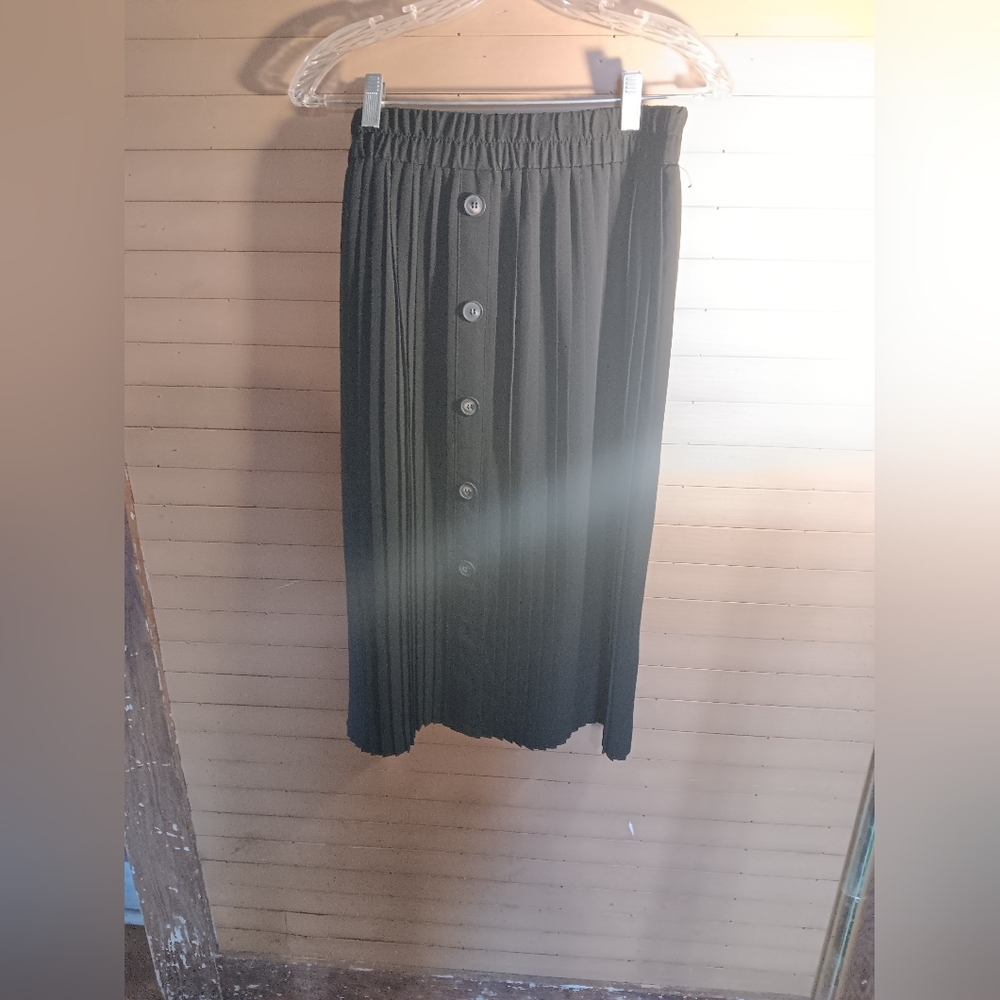 Black pleated skirt